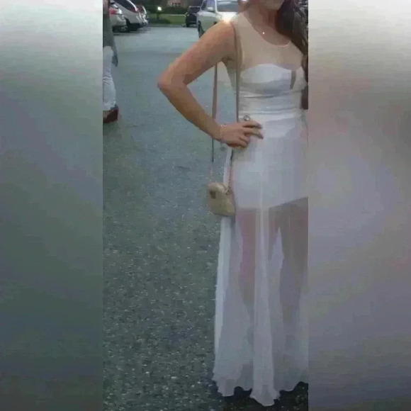 BCBG MAXAZRIA WHITE SHEER GOWN SIZE SMALL - Picture 3 of 3